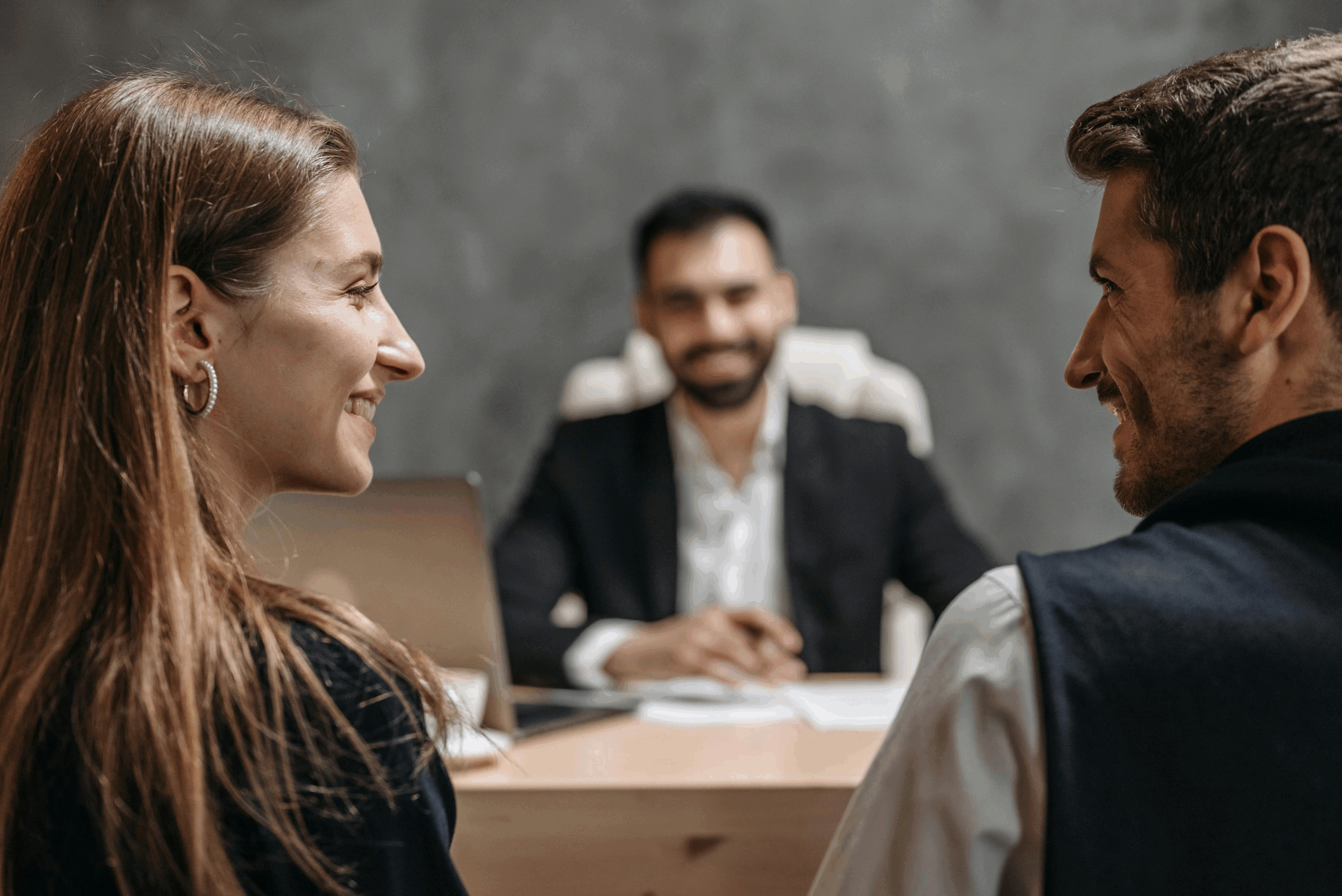 Due persone che parlano con un consulente legale.