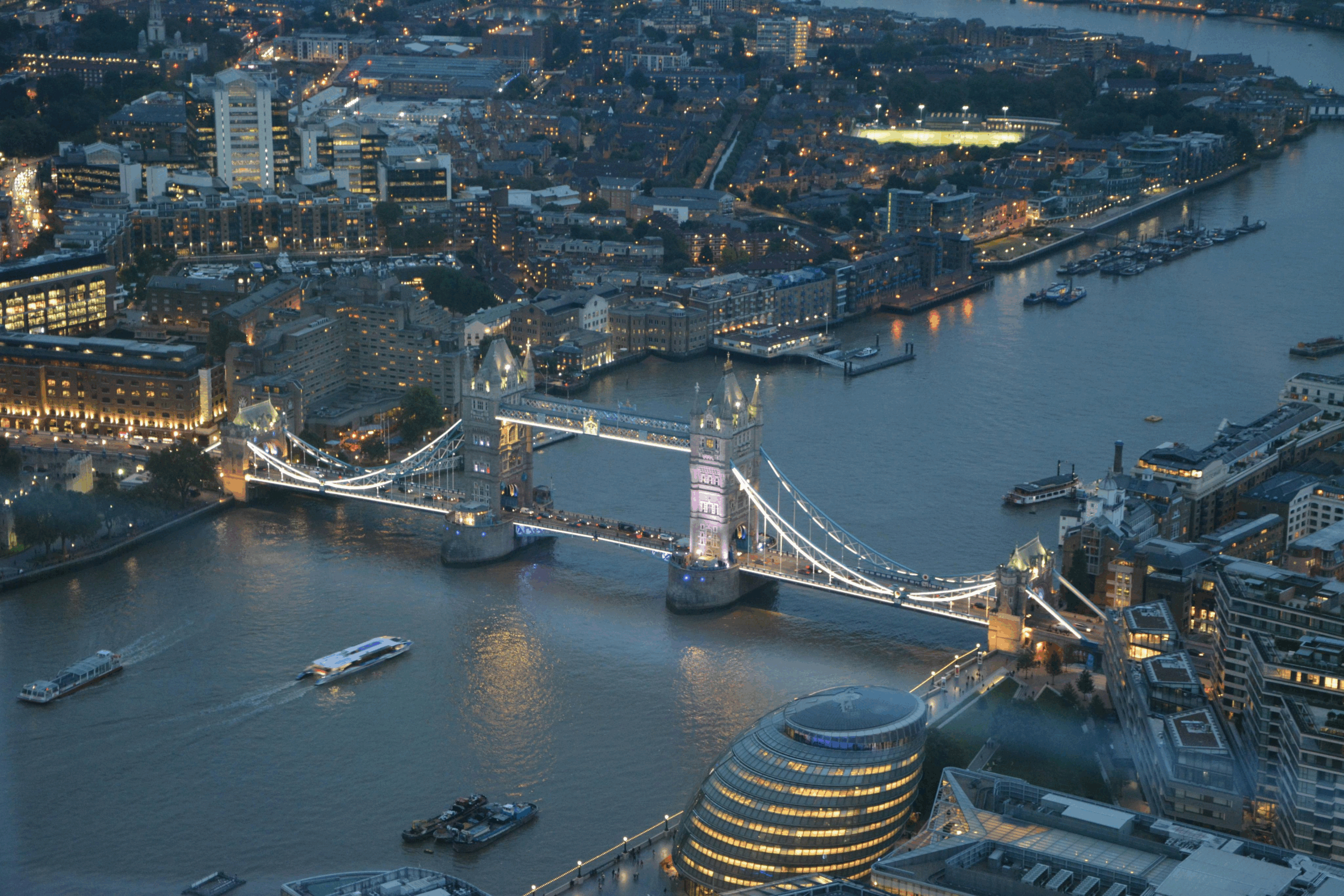 Veduta notturna del Tower Bridge a Londra.